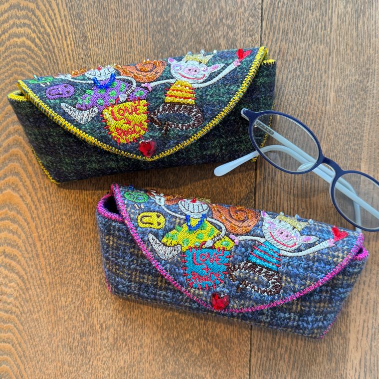 アルベロベロ ぶたさん刺繍入り メガネケース